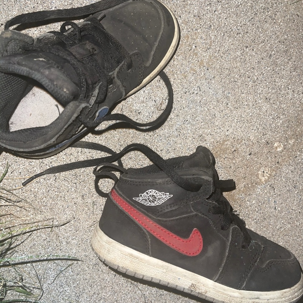Nikes - Picture 2 of 4